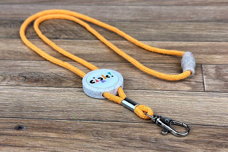 katoenen lint-lanyards (in oranje-bruin) voor Cirk Aalst met met bio-plastic componenten